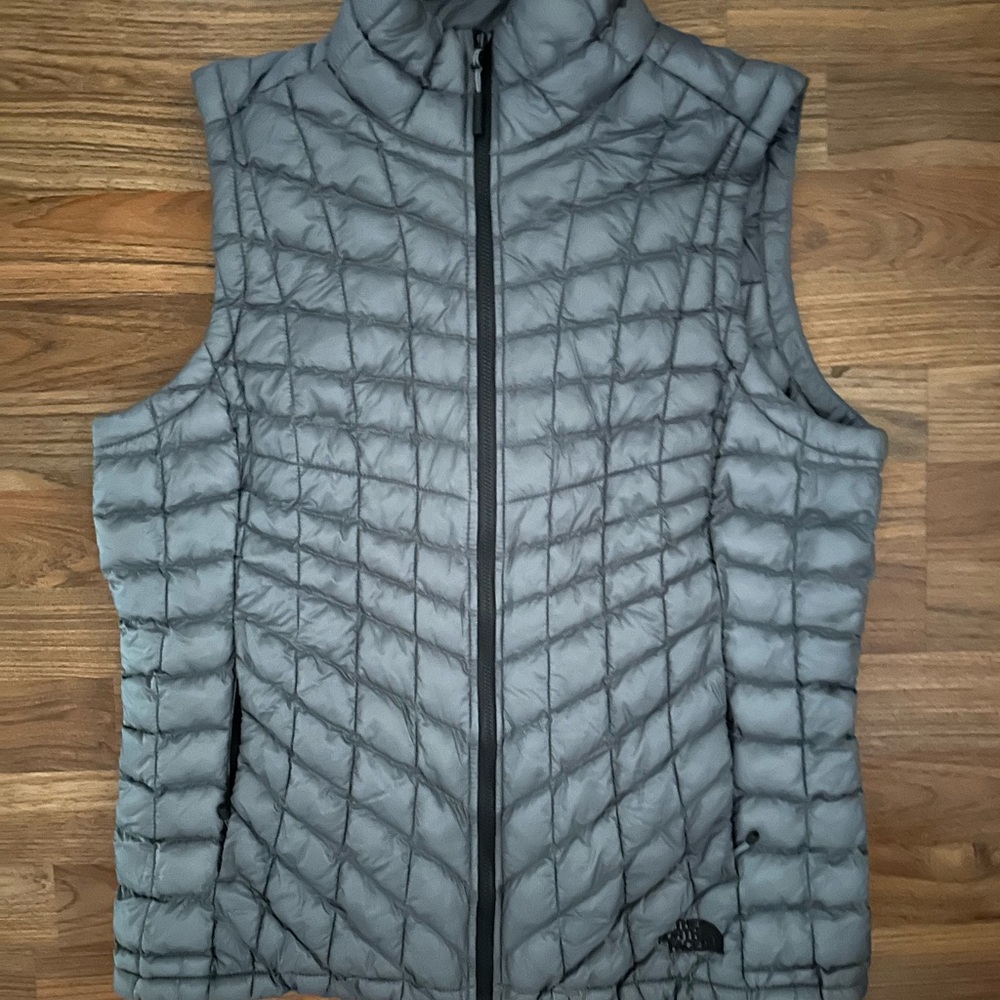 The north face quilted down vest silver gray